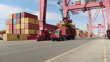 Hafen-Von-Montreal-Kran-Verlädt-Lagercontainer-Auf-Anhänger-LKW-Für-Den-Transport