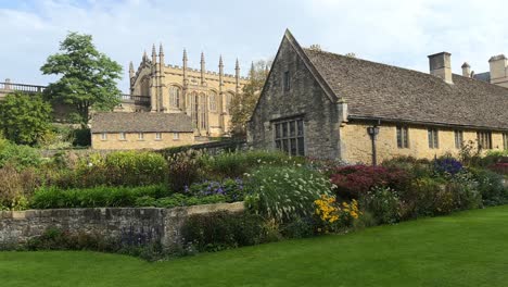 Bunte-Gartenlandschaft-Und-Historische-Gebäude-Im-Christ-Church-War-Memorial-Garden-In-Oxford,-England