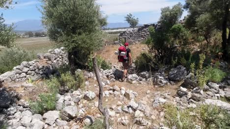 Un-Excursionista-Alejándose-En-Medio-De-Antiguas-Ruinas-De-Casas-Derruidas-En-Turquía