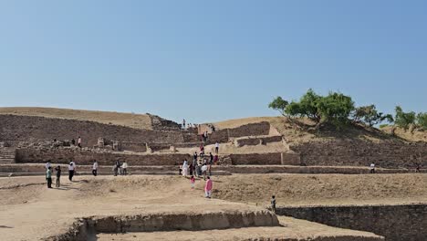 Archäologisches-Kulturerbe-Dholavira,-Tausende-Von-Menschen-Besuchen-Dieses-Kulturerbe
