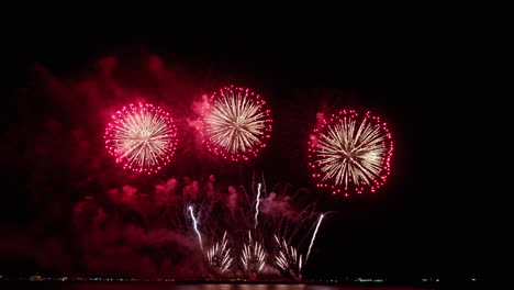 Beginnt-Mit-Drei-Raketen,-Gefolgt-Von-Silbernen-Pilzexplosionen-Und-Dann-Sternähnlichen-Explosionen-In-Großer-Höhe,-Pattaya-International-Fireworks-Festival-2023,-Thailand