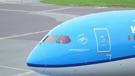 Avión-De-Airfrance-KLM-En-Retroceso-En-El-Aeropuerto-De-Schiphol,-En-La-Ciudad-De-Amsterdam