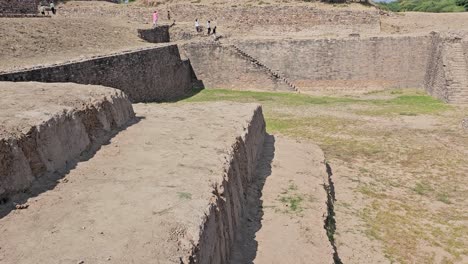 La-Gente-Mira-El-Sitio-Del-Patrimonio-Arqueológico-De-Dholavira,-Un-Sitio-Construido-Según-La-Forma-Moderna-Extinta.