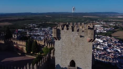 Turm-Und-Flagge-Der-Burg-Almodobar-Del-Río,-Drohnenaufnahme-4k,-Cordoba
