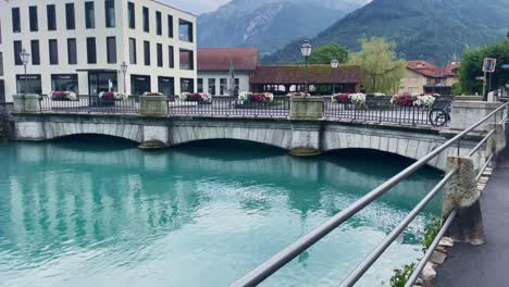 Interlaken,-Schweiz,-Immersiver-Reisetourismus,-Bergtal,-Ferienort,-Europa,-Wandern,-4k-|-Umschauen,-Wackelig,-Wasser,-Fluss,-See,-Restaurant,-Touristen,-Biker,-Geschäft,-Brücke,-Autos,-Pass
