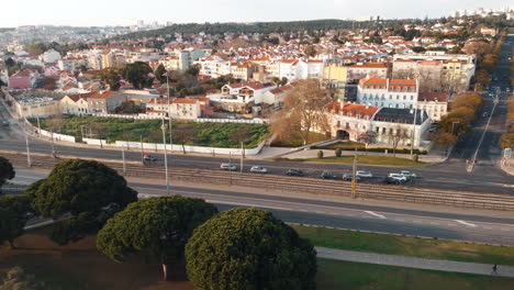 Rotierende-Luftaufnahme-Eines-Wohngebiets-Auf-Der-Gegenüberliegenden-Seite-Des-Torre-Bellem-In-Lissabon,-Portugal