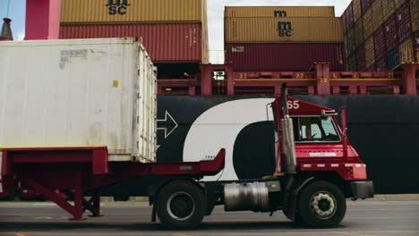 Speditions-LKW-Mit-Versandcontainer-Im-Hafen-Von-Montreal,-Werft,-Der-Die-Sendung-Ausliefert