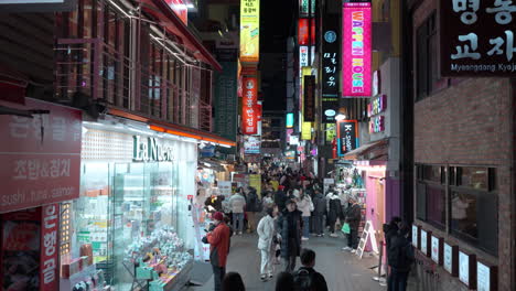 Seoul-crowds-pedestrianised-shopping-streets-at-Myeongdong-city,-nightlife-in-South-Korea