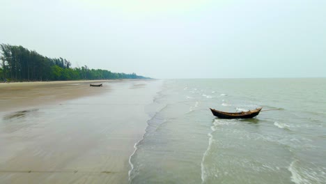 Playa-Vacía-De-Kuakata-Con-Barcos-De-Pesca-De-Madera-Aéreos-Por-Drones-En-El-Océano-Índico-De-Bangladesh