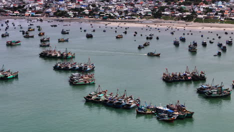 Vista-Aérea-De-Grandes-Arrastreros-Vietnamitas-Y-Barcos-De-Pescadores-Y-Barcos-De-Pesca-De-Calamar-En-Vietnam,-Asia