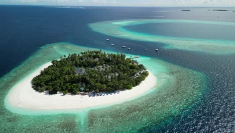 Tropisches-Inselparadies-–-Malahini-Kuda-Bandos,-Malediven:-Luftdrohne-Gegen-Den-Uhrzeigersinn-Drehen-Und-Herausziehen,-Benachbartes-Riff-Im-Hintergrund