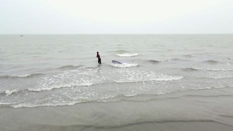 Pescador-Caminando-En-El-Mar-Pescando-En-El-Océano-índico-De-Bangladesh