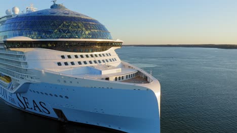 Das-Größte-Kreuzfahrtschiff-Der-Welt,-Ikone-Der-Meere,-Während-Der-Zweiten-Probefahrt-Im-Finnischen-Archipel-Bei-Sonnenaufgang