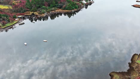 Drohnenwolkenreflexionen-Auf-Stillen-Gewässern-Sneem-Ring-Of-Kerry-Irland-Herbstmorgen