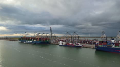 Zeitraffer-Des-Automatisierten-Containerterminals-RWG-Im-Hafen-Von-Rotterdam-An-Einem-Bewölkten-Tag