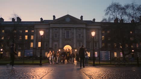 Students-walking-in-the-evening-at-the-entrance-of-Trinity-college-in-Dublin