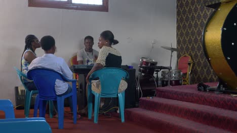 Hombres-Y-Mujeres-Africanos-Ensayando-Canciones-Para-El-Coro-De-La-Iglesia.