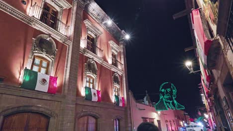 Casa-Del-Mayorazgo-Wird-Mit-Dem-Gesicht-Von-Miguel-Hidalgo-Geschmückt,-Das-Mit-Lichtern-Für-Die-Feierlichkeiten-Zum-Unabhängigkeitstag-In-Der-Nacht-Gestaltet-Wurde