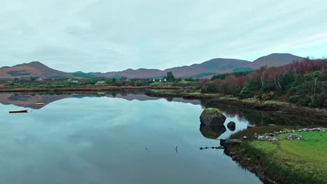 Drohne-Stilles-Herbstwasser-Am-Frühen-Morgen-Auf-Dem-Ring-Of-Kerry,-Irland