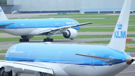 Dos-Aviones-De-KLM-Maniobrando-A-Lo-Largo-De-Las-Pistas-Del-Aeropuerto-De-Schiphol-Para-El-Despegue