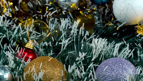 Weihnachtsdekoration,-Bunte-Ornamente,-Blau-grün-weißgoldene-Farben,-Neujahrsdekoration,-Glänzende-Lichter,-Filmische-Nahaufnahme,-4K-Video-Mit-Neigung-Nach-Oben