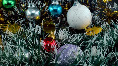 Wunderschöne-Weihnachtsdekoration,-Bunte-Hängende-Ornamente,-Blau-Grün-Weiß-Gold-Farben,-Neujahrsdekoration,-Glänzende-Lichter,-Filmische-Nahaufnahme,-Links-4K-Video