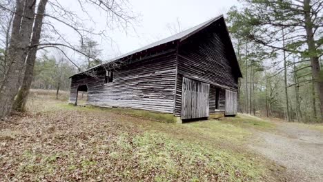 old-barn-cades-cove-tennessee