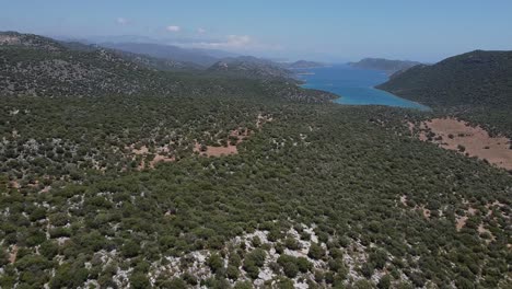 Typische-Mediterrane-Küstenberge,-Die-Sich-Mit-Grünen-Sträuchern-Bis-Zum-Atemberaubend-Blauen-Meer-Erstrecken