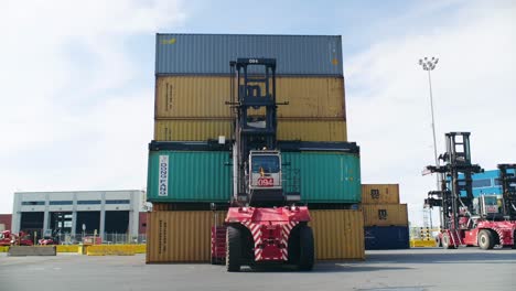 Kranwagen-Hebt-Schwere-Gestapelte-Container-Im-Hafen-Von-Montreal
