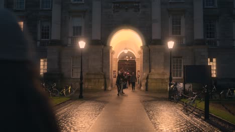 The-illuminated-entrance-gate-of-Trinity-college-in-Dublin,-Ireland