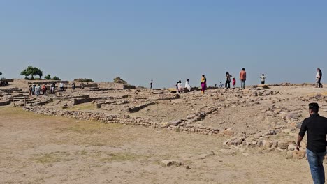 Vorderansicht,-Archäologisches-Kulturerbe-Dholavira,-Viele-Touristen-Kommen,-Um-Die-5000-Jahre-Alte-Zivilisation-Zu-Besichtigen