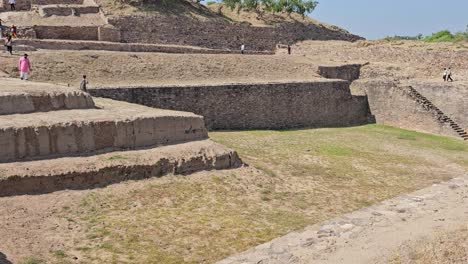 Sitio-Del-Patrimonio-Arqueológico-De-Dholavira,-Muchas-Personas-Están-Visitando-El-Lado-De-Dholavira