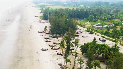 Luftaufnahme-Des-Meeresstrandes-Von-Kuakata-Mit-Hölzernen-Fischerbooten-In-Der-Nähe-Des-Fischerdorfes-Bangladesch