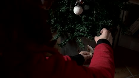 Mujer-Decorando-Un-árbol-De-Navidad-Con-Decoración-Tradicional-De-Madera-De-Caballos-Escandinavos-4k