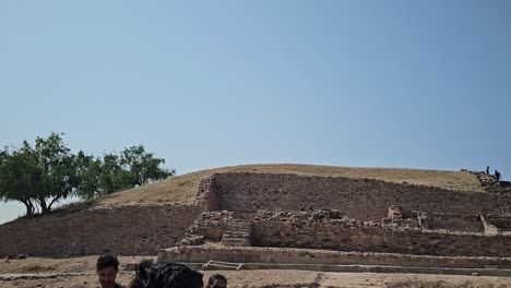 Sitio-Del-Patrimonio-Arqueológico-De-Dholavira,-La-Cámara-Realiza-Un-Barrido-Y-Es-Testigo-De-Cómo-La-Antigua-Cultura-India-Cobra-Vida.