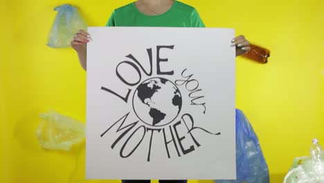 Nicht-Wiederzuerkennende-Frau-Hält-Ein-Protestplakat-„Liebe-Deine-Mutter-Erde“.-Umweltverschmutzung-Durch-Plastik