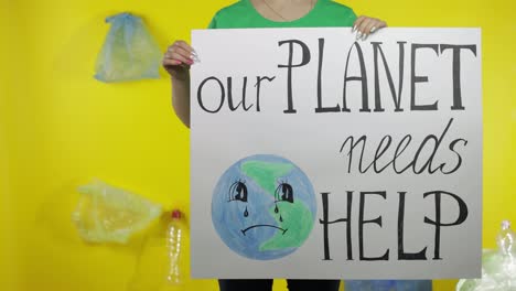 Unerkennbare-Frau-Hält-Protestplakat-In-Der-Hand.-Unser-Planet-Braucht-Hilfe.-Umweltverschmutzung-Durch-Plastik