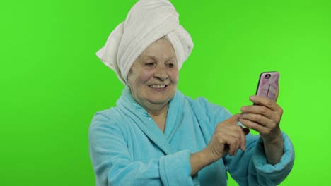 Abuela-Anciana-Después-De-La-Ducha.-Anciana-Haciendo-Selfies-Usando-Teléfono-Móvil