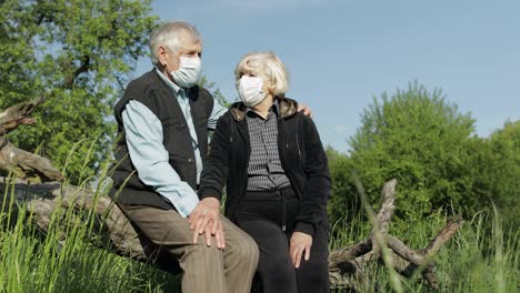Pareja-De-Ancianos-Con-Máscaras-Médicas-Durante-La-Cuarentena-Del-Coronavirus-Covid-19-En-El-Parque