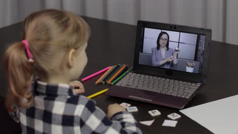 Fernunterricht-Für-Mädchen-Mit-Einer-Lehrerin,-Die-Zu-Hause-Einen-Digitalen-Laptop-Verwendet