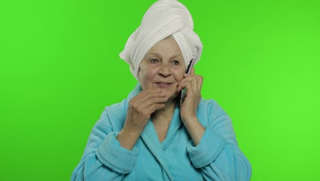 Abuela-Anciana-Después-De-La-Ducha.-Anciana-Hablando-Por-Teléfono-Móvil.-Clave-De-Croma