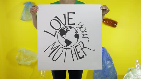 Nicht-Wiederzuerkennende-Frau-Hält-Ein-Protestplakat-„Liebe-Deine-Mutter-Erde“.-Umweltverschmutzung-Durch-Plastik