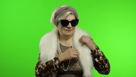ältere,-Stilvolle-Großmutter.-Kaukasische-Frau-Posiert-Auf-Chroma-Key-Hintergrund