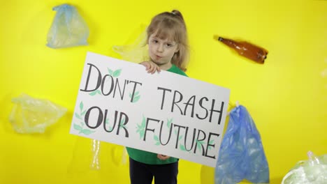 Una-Niña-Activista-Sosteniendo-Un-Cartel-No-Destruya-Nuestro-Futuro.-Reducir-La-Contaminación-Plástica-De-La-Naturaleza-De-La-Tierra