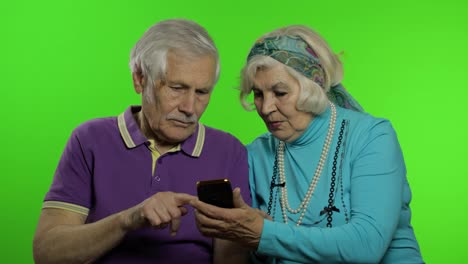 Ältere-ältere-Großeltern-Genießen-Online-Shopping-Auf-Dem-Handy