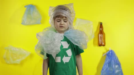 Freiwilliges-Mädchen-Trägt-Plastikverpackungen-An-Hals-Und-Kopf.-Plastikverschmutzung-Reduzieren.-Ökologie-Retten