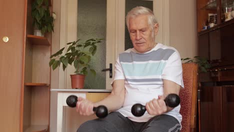 Älterer-älterer-Kaukasischer-Mann,-Der-Zu-Hause-Gewichtheben-Und-Hantelübungen-Macht