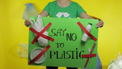 Eine-Nicht-Wiederzuerkennende-Frau-Hält-Ein-Protestplakat-In-Der-Hand-Und-Sagt-„Nein-Zu-Plastik“.-Umweltverschmutzung-Durch-Plastik