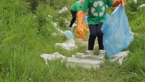 Chica-Voluntaria-Ordenando-Bolsas-De-Plástico,-Botellas-De-Basura-En-El-Bosque.-Reciclar.-Contaminación-De-La-Naturaleza-De-La-Tierra
