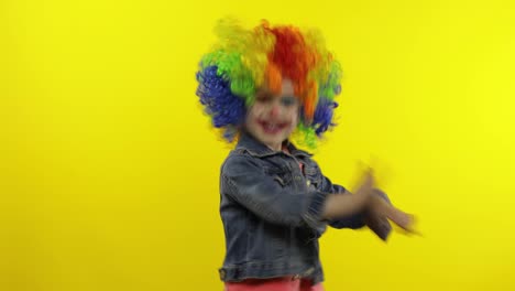 Kleines-Mädchen,-Clown-Mit-Regenbogenperücke,-Macht-Alberne-Gesichter,-Albert-Herum,-Lächelt,-Tanzt.-Halloween
